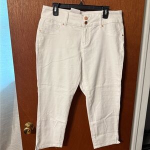 NWT White Mark Denim Collection White Crop Capri Jeans